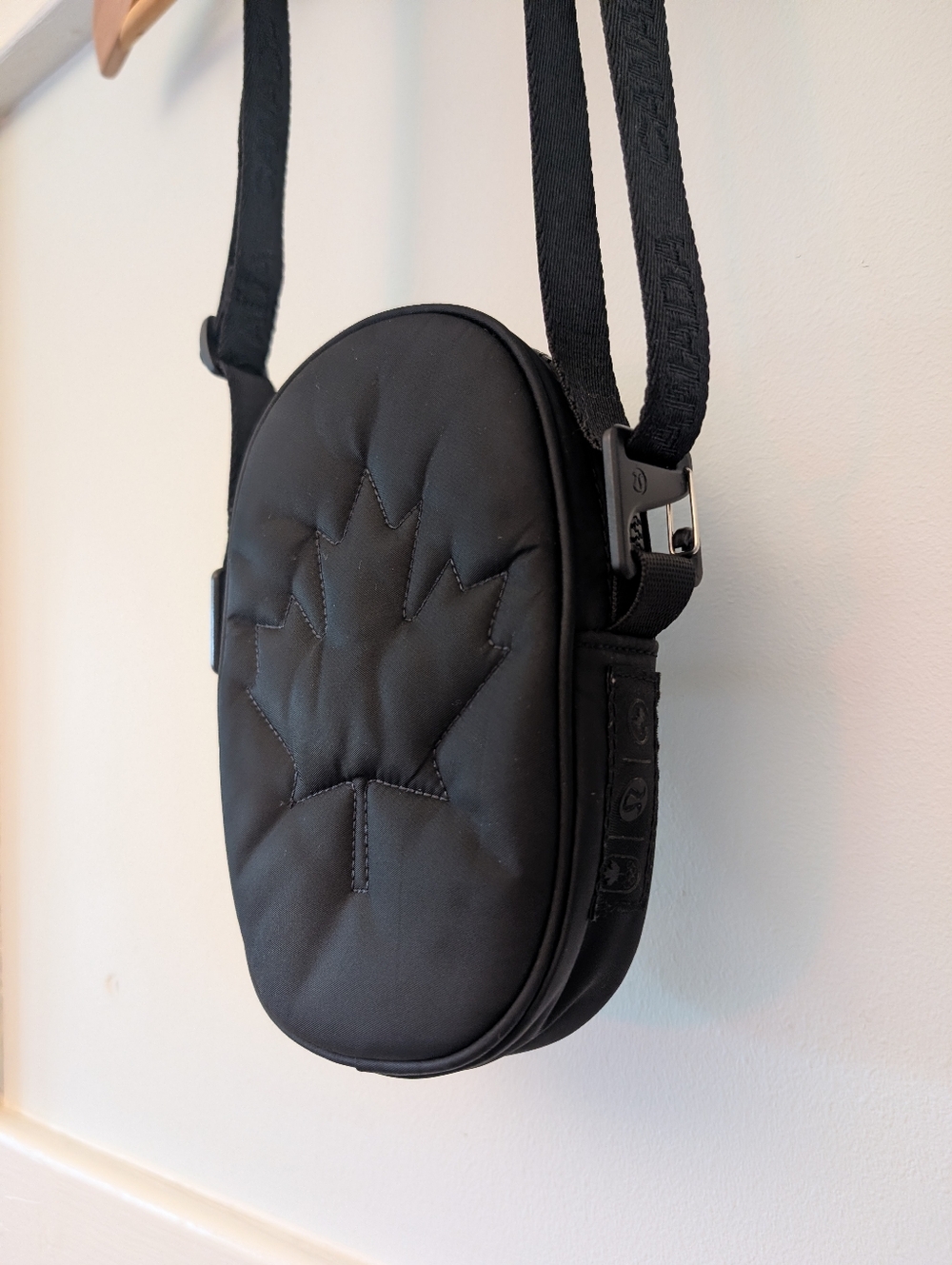 Lululemon ✨LIMITED EDITION ✨Team Canada Olympic 2022 Legacy Crossbody Bag - Picture 7 of 8